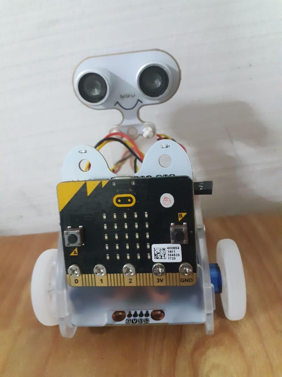Ring:bit car V2 with the Sonar:bit, which could be easily assembled