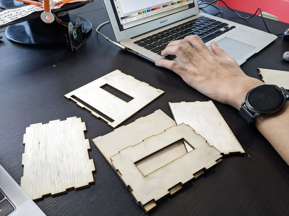 Laser-cut alarm clock by Pin Hua